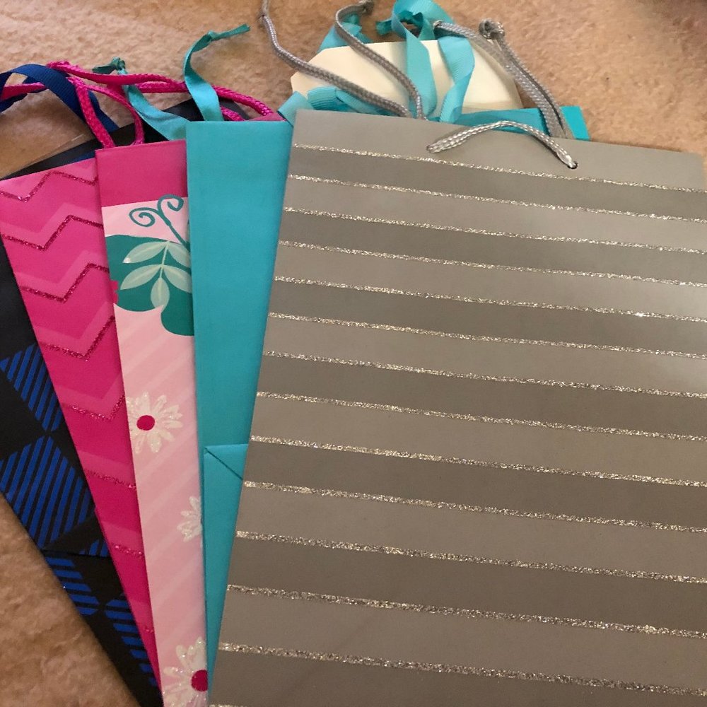 24 Beautiful Gift Bags (#H-1)
